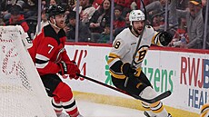 Pavel Zacha, úto�ník Bostonu, slaví svou branku proti New Jersey.