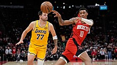 Jabari Smith Jr. (Houston Rockets) p�ihrává mí� p�ed p�ihlí�ejícím Lukou...