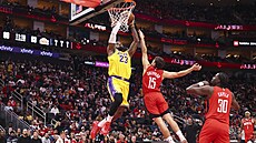 KRÁLOVA SME�. LeBron James z Los Angeles Lakers pokládá mí� do ko�e v souboji s...