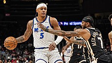 Paolo Banchero (Orlando Magic) s mí�em, p�ibrzdit se jej pokou�í Nickeil...