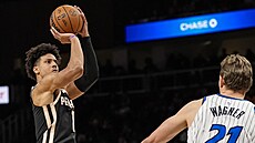 Jalen Johnson (Atlanta Hawks) st�ílí na ko�, Mo Wagner (Orlando Magic) jen...