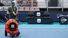 Po�adatel v Miami se sna�í vysu�it promo�ený kurt.