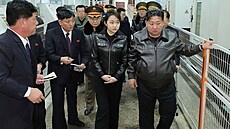 Severokorejský v�dce Kim �ong‑un nav�tívil továrnu na st�elné zbran�, kde...