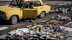 Lozova. Ble�í trh na blátivém plácku u rozbombardovaného nádra�í (8. b�ezna...
