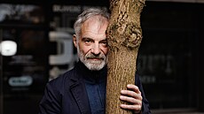 Ivan Trojan p�ed Dejvickým divadlem (18. dubna 2024)