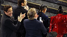 Benicio del Toro tleská svému kolegovi Seanu Pennovi, který ho porazil v...