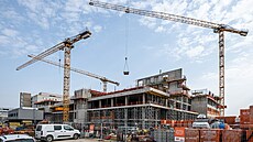 Stavba pavilonu chirurgických obor� v hradecké fakultní nemocnici (10. b�ezna...