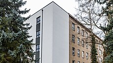 Hlavní budova ze �ty�icátých let v nemocnici v Novém Byd�ov� prochází...