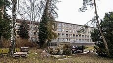 Hlavní budova ze �ty�icátých let v nemocnici v Novém Byd�ov� prochází...
