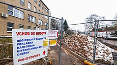 Hlavní budova ze �ty�icátých let v nemocnici v Novém Byd�ov� prochází...