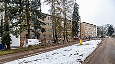 Hlavní budova ze �ty�icátých let v nemocnici v Novém Byd�ov� prochází...