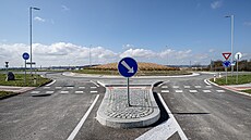 Dokon�ené silnice v pr�myslové zón� Solnice � jih, v pozadí je závod...