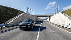 Dokon�ené silnice v pr�myslové zón� Solnice � jih, v pozadí je závod...