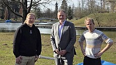 Senátor Jan Holásek (Rozvíjíme Hradec), na snímku uprost�ed, za�títil instalaci...