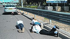 Co nejblí�e k zemi. Izraelci le�í na silnici p�i raketovém útoku. Sni�uje se...