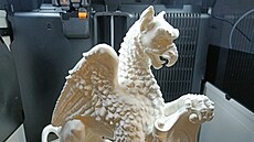 Socha grifa, který strá�í vchod do Vily Lil v Mariánských Lázních.