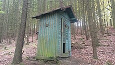 Poslední dochovanou historickou lesní toaletu u Beethovenovy stezky v Karlových...