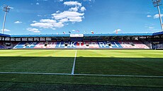 Pohled na stadion od hlavní tribuny.