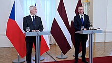 Loty�ský prezident Edgars Rinkévi�s a �eský prezident Petr Pavel b�hem tiskové...