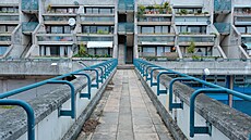 Chodci mají ve východní �ásti, kde u� nepokra�uje Rowley Way, k dispozici p�í...