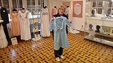 Vystavené �aty jsou oble�ením nev�st, ale také maminek, dru�i�ek a dal�ích...