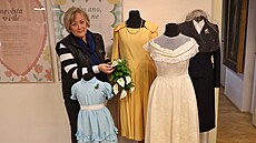 Vystavené �aty jsou oble�ením nev�st, ale také maminek, dru�i�ek a dal�ích...