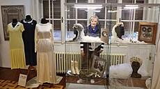 K vid�ní jsou krom� �at� i svatební závoje, boty, rukavi�ky, p�í�esky a kytice,...