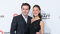 Brooklyn Peltz Beckham a Nicola Peltz Beckhamová na oscarové party Eltona Johna...