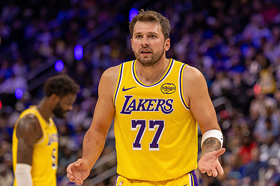 Luka Don�i� z Los Angeles Lakers se diví b�hem utkání s Detroit Pistons.