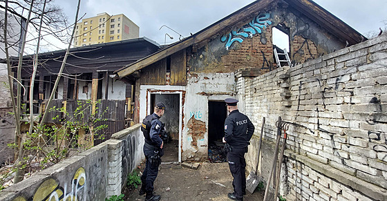 Policisté zasahují u po�áru st�echy vybydlené budovy v pra�ské Michli (26....