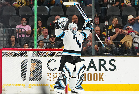 Branká� Utahu Karel Vejmelka slaví výhru nad Vegas v utkání NHL.