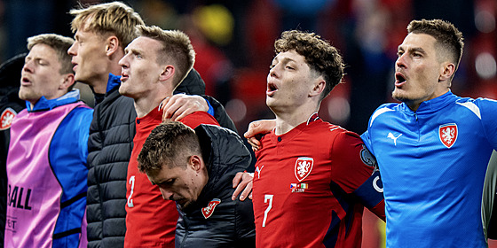 �e�tí fotbalisté po semifinále bará�e proti Irsku se radují s fanou�ky. Zprava:...