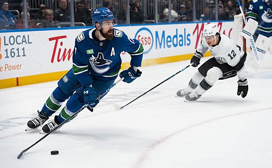 Filip Hronek (17) z Vancouver Canucks a Trevor Moore (12) z LA Kings.