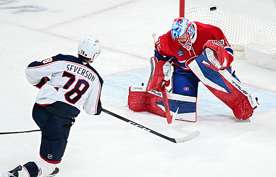 Jakub Dobe� (75) z Montreal Canadiens p�ekonaný v zápase s Columbus Blue...