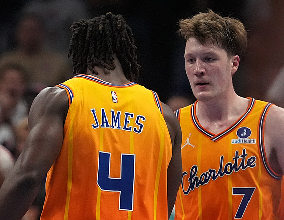 Sion James (4) a Kon Knueppel (7) z Charlotte Hornets oslavují.