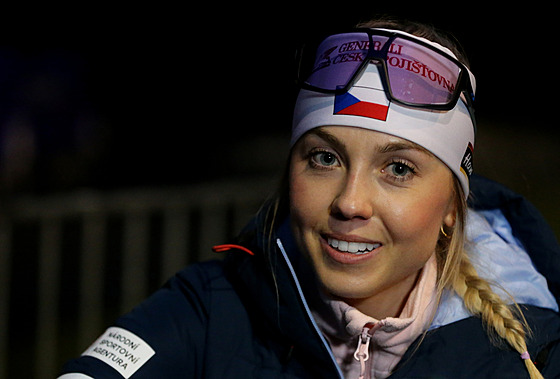 Tereza Voborníková po biatlonové exhibici v Jablonci odpovídá noviná��m.