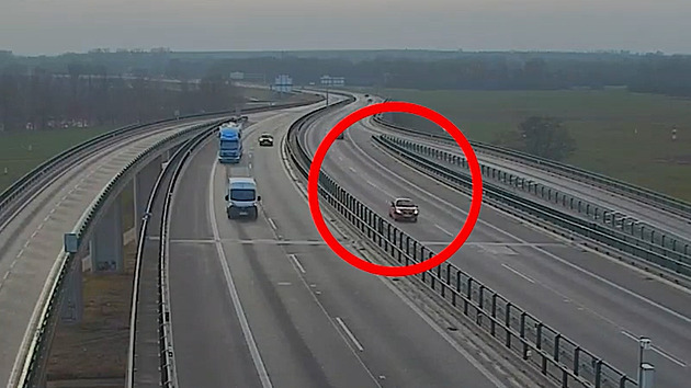 VIDEO: Senior zazmatkoval a najel na dálnici v protisměru, policistům se přiznal
