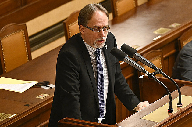 Náměstek za SPD sdílel falešnou fotku. Je na ní Minář s údajným žhářem z Pardubic