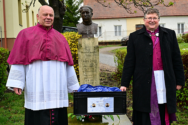 Další krok na cestě k blahořečení. Vyzvedli urnu s ostatky popraveného kněze Drboly Další krok na cestě k blahořečení. Vyzvedli urnu s ostatky popraveného kněze Drboly