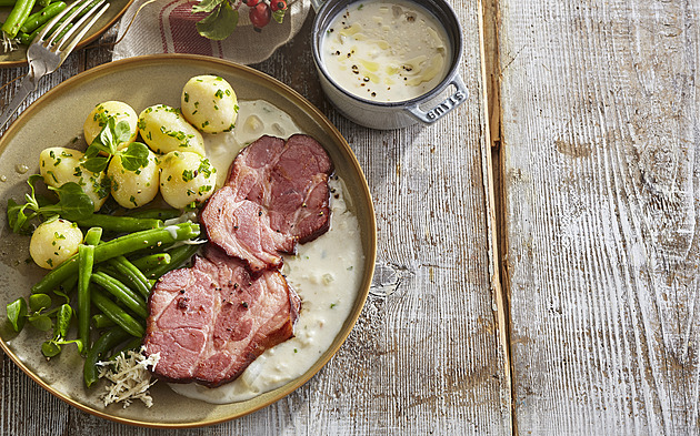 Křenová omáčka: Recept s pečenou uzenou krkovicí a smetanou
