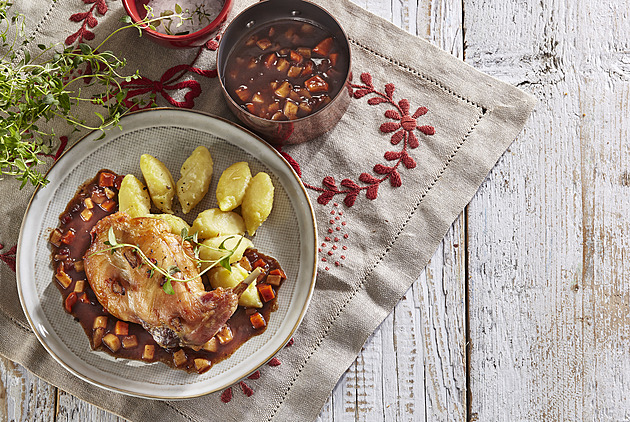 Tradiční králík na černo s povidly a perníkem: Recept na staročeskou delikatesu