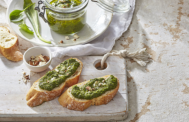 Jarní pesto z medvědího česneku: Recept se špenátem, mandlemi a sýrem