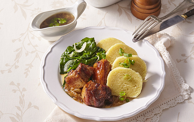 Šťavnaté vepřové výpečky: Recept na plec s česnekem a čerstvým špenátem