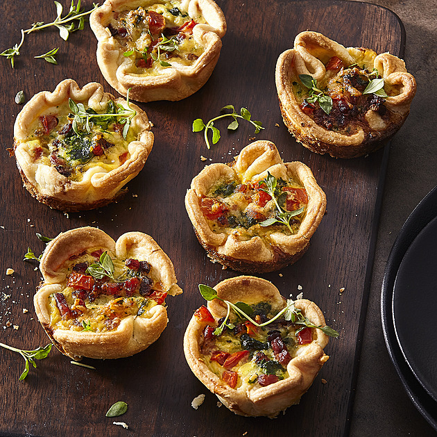 Slané mini quiche se špenátem a slaninou: Recept na bleskové košíčky z muffinového plechu