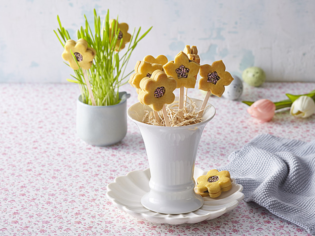 Mandlové linecké kytičky: Křehké velikonoční cukroví s čokoládovou náplní