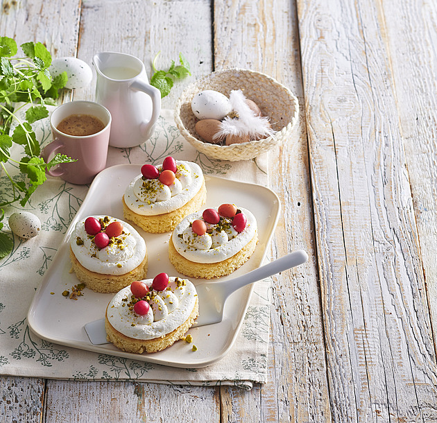 Vláčná velikonoční vajíčka s kefírem a mandlemi: Recept na nadýchané dortíky