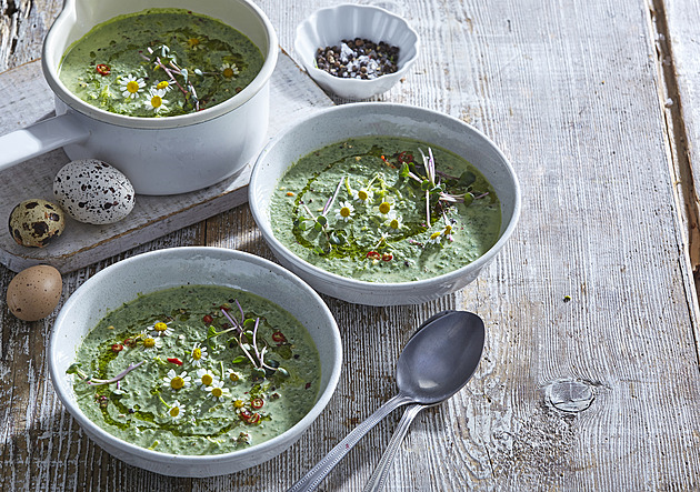 Krémová kopřivová polévka s medvědím česnekem a jáhlami: Pravá chuť jara