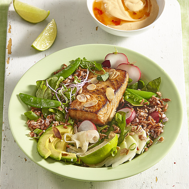 Jarní lososový poke bowl: Recept, který vás nabije energií