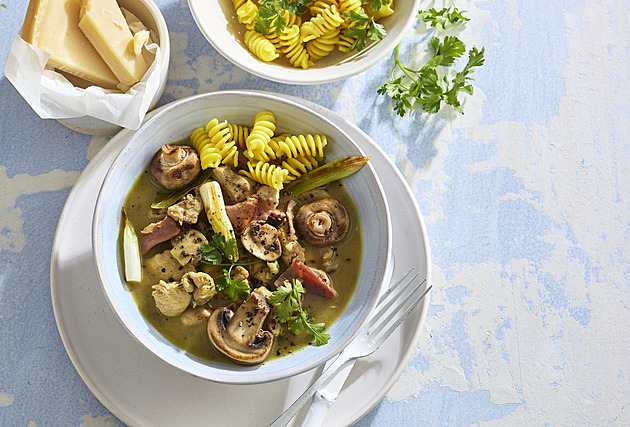 Kuřecí maso v sýrové omáčce: Recept s prosciuttem a žampiony