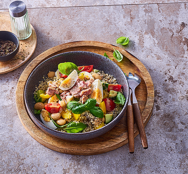 Zdravý salát z quinoy s tuňákem a fazolemi: Recept na sytý fitness oběd